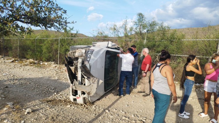 CHOCA Y VUELCA EN RAMOS ARIZPE.